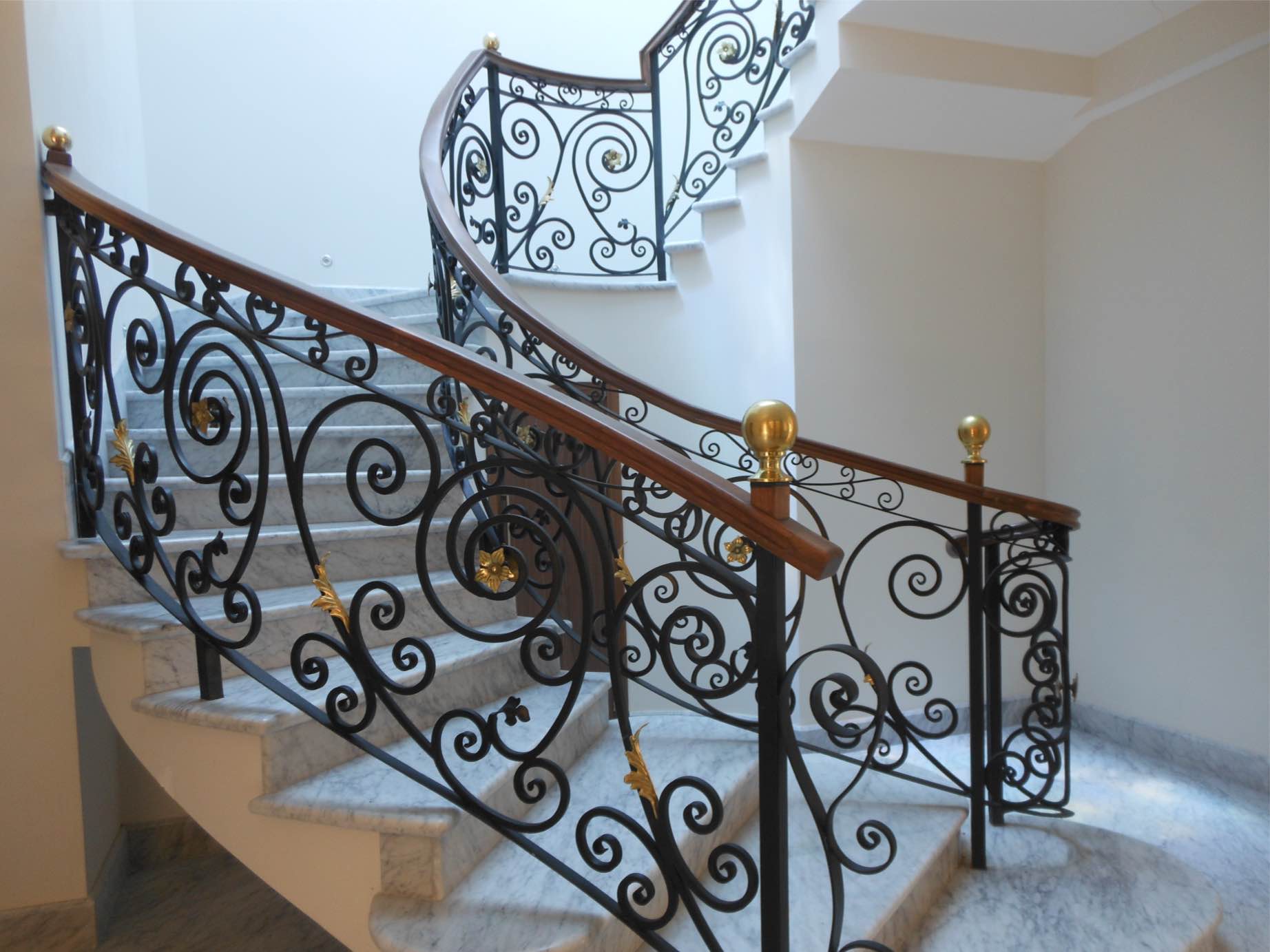 Ideas para decorar barandillas de hierro forjado para tus escaleras